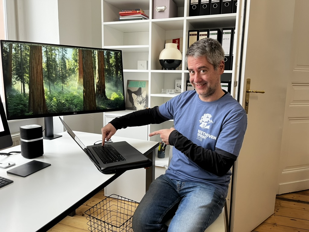 Plone-Release-Manager Victor Fernandez de Alba drückt den Knopf zur Veröffentlichung von Volto 19